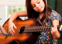 Menina tocando guitarra