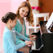 Criança com professora ao piano