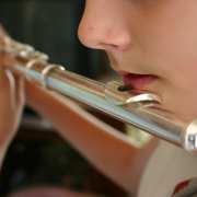 Criança tocando flauta