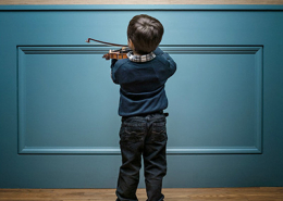 Violinista prodígio de costas, New York Times