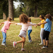Crianças dançam em roda, créditos GettyImages/iStockphoto