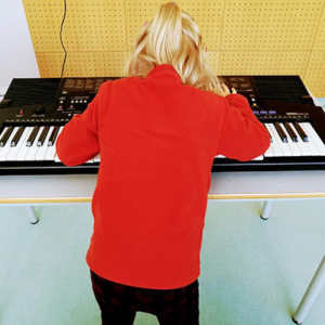 Criança com síndrome de Angelman ao teclado