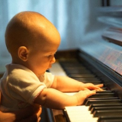 Bebé ao piano, créditos Stefan Arendt
