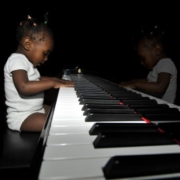 Menina ao piano