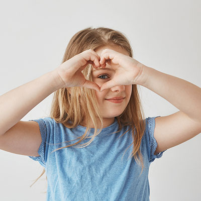 Criança representando coração com as mãos, foto Freepik