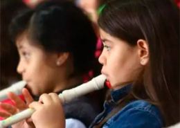 Crianças tocando flauta de bisel