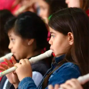 Crianças tocando flauta de bisel