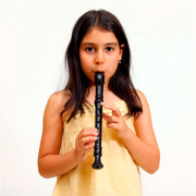 Menina tocando flauta de bisel, ft Create Music