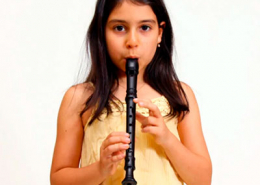 Menina tocando flauta de bisel, ft Create Music