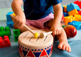 Bebé tocando tambor de fenda