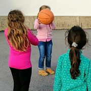 Meninas jogando com bola