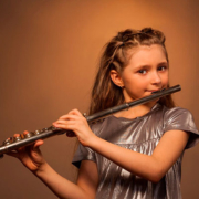 Criança aprendendo flauta