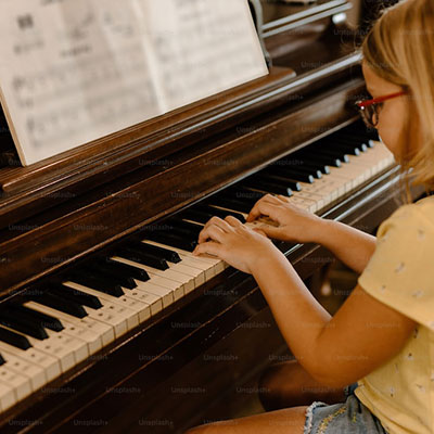 Criança tocando piano