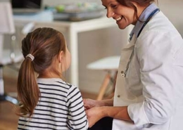 Médica e criança, Freepik