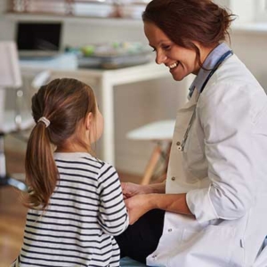 Médica e criança, Freepik